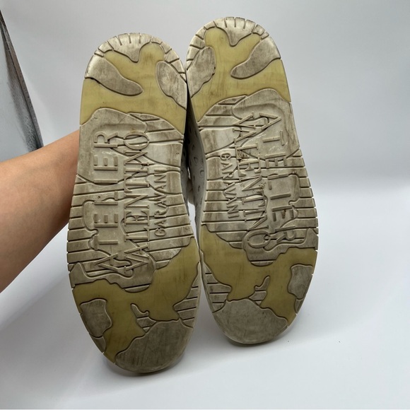 VALENTINO GARAVANI Logo Eyelet Sneakers - Picture 9 of 9